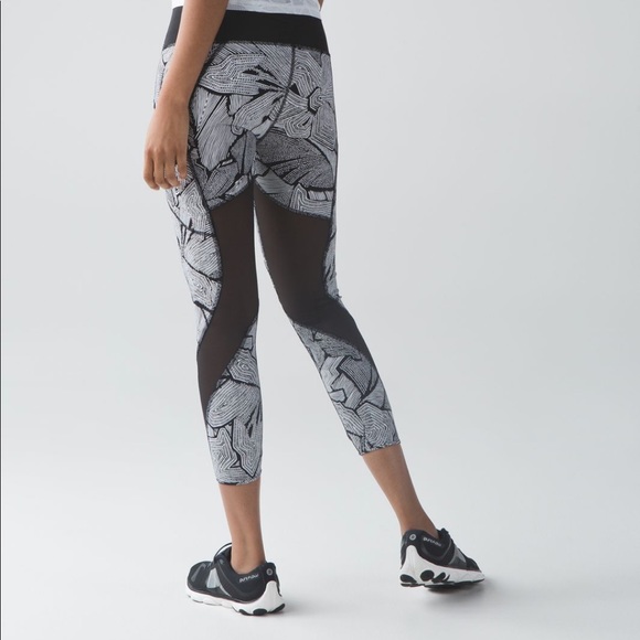 Lulu Lemon Goal Crusher 7/8 Tight in Dottie Tribe - Picture 5 of 5